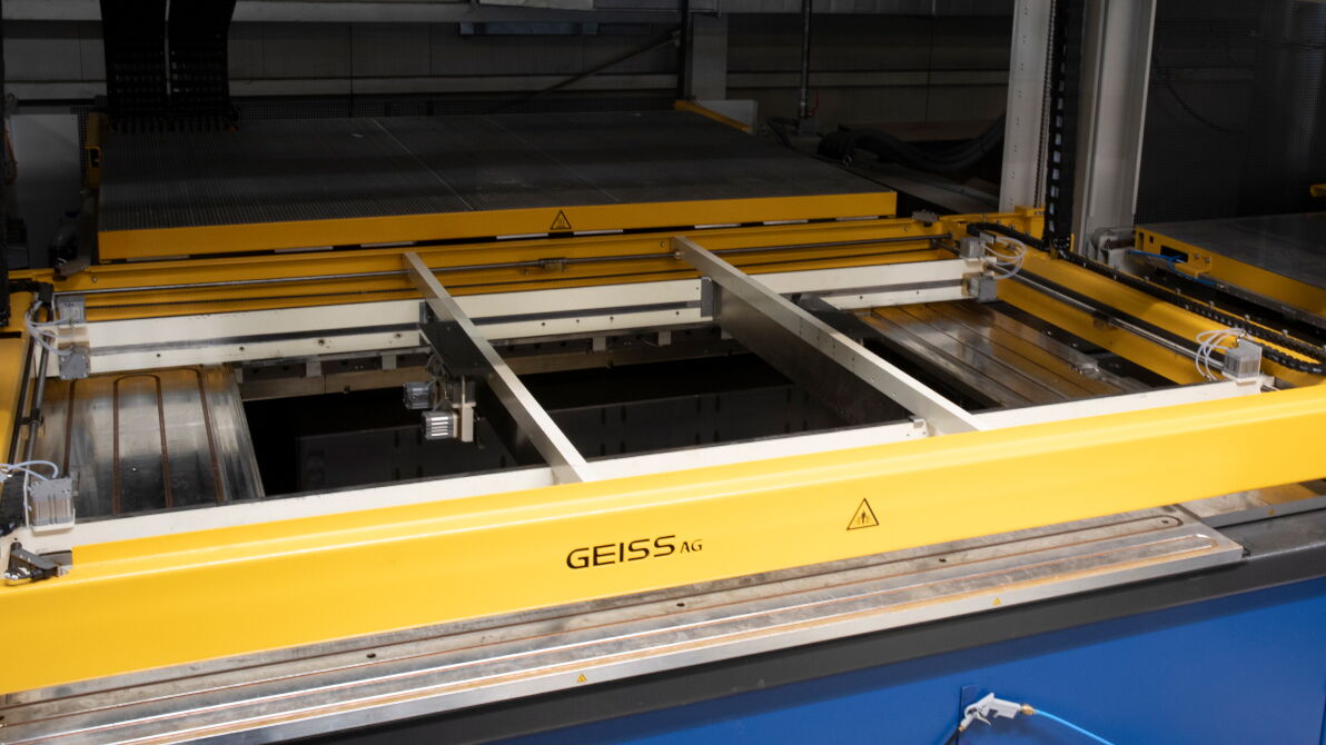 Avtomatski okvirni sistem, ki poravna plastično ploščo pred oblikovanjem