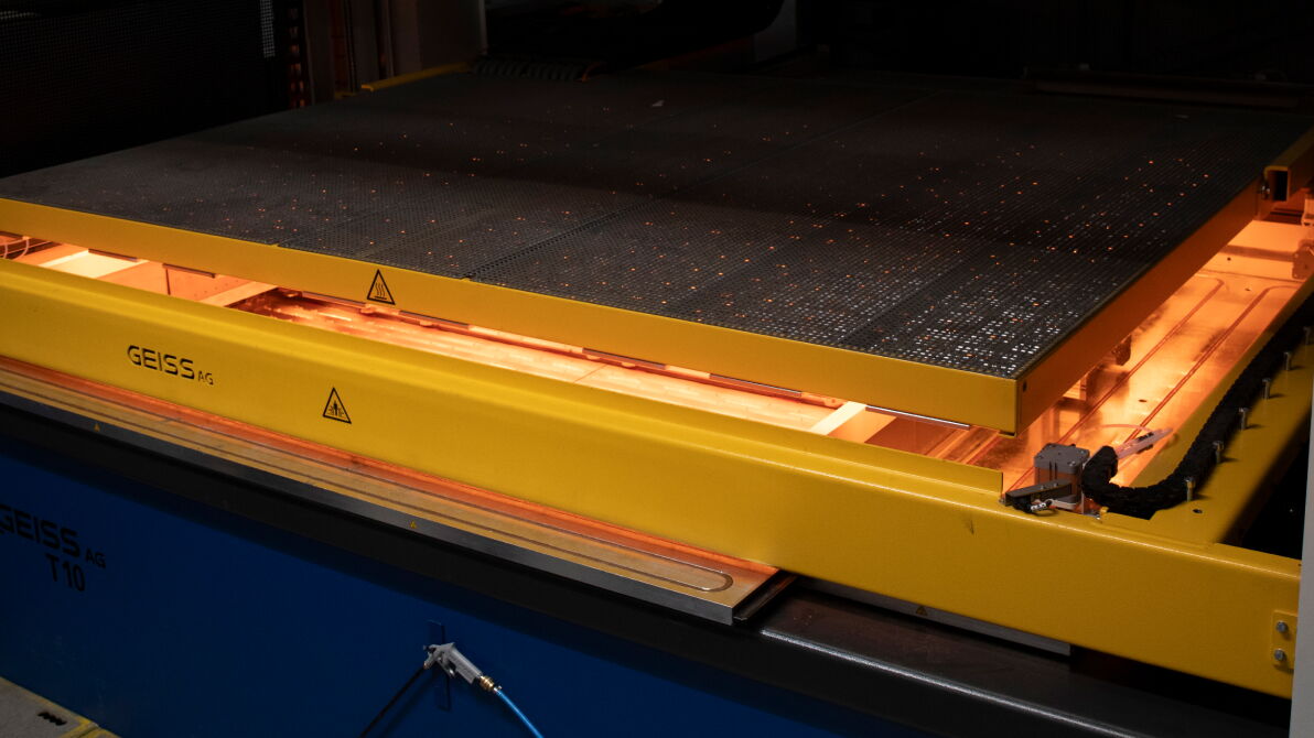 Grelniki žarijo rdeče med pripravo plastičnega lista za termoformiranje